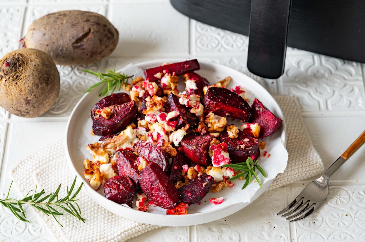PRote Beete mit Feta und Walnüssen aus der Heißluftfritteuse.