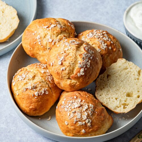 Dinkel-Skyr-Brötchen auf einem Teller.