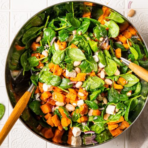 Gerösteter Süßkartoffelsalat mit Spinat, Feta und weißen Bohnen.