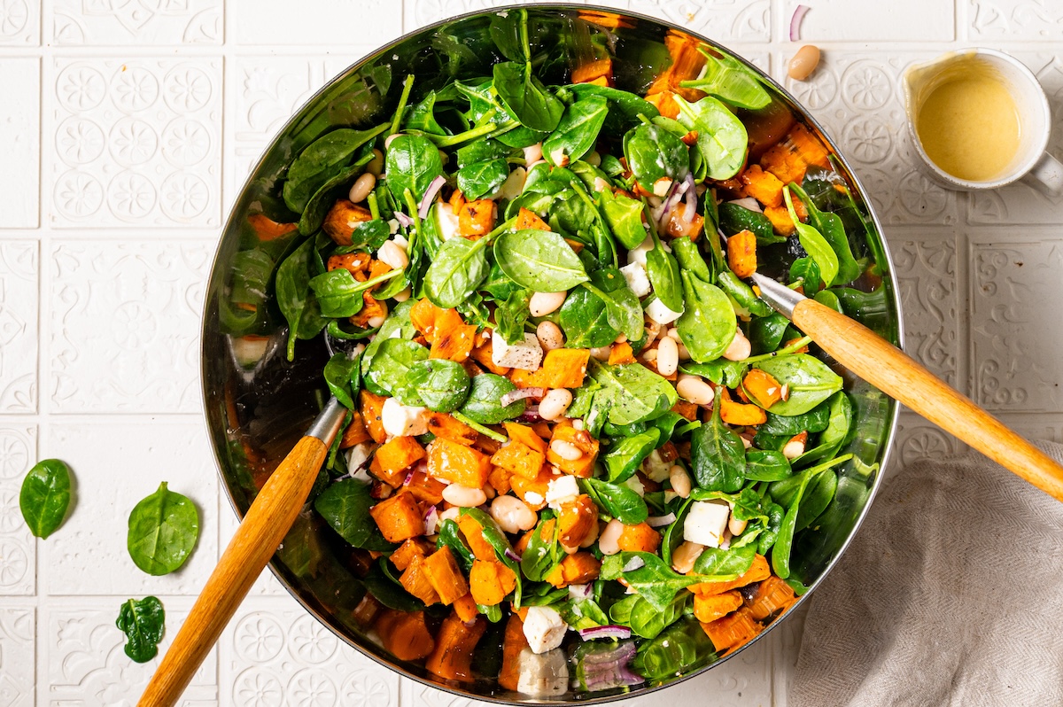 Gerösteter Süßkartoffelsalat mit Spinat, Feta und weißen Bohnen.