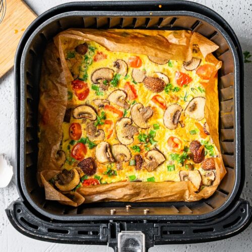 Omelette mit Gemüse im Korb einer Heißluftfritteuse gebacken.