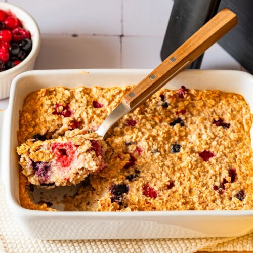 Baked Oats mit Banane und Beeren aus der Heißluftfritteuse.