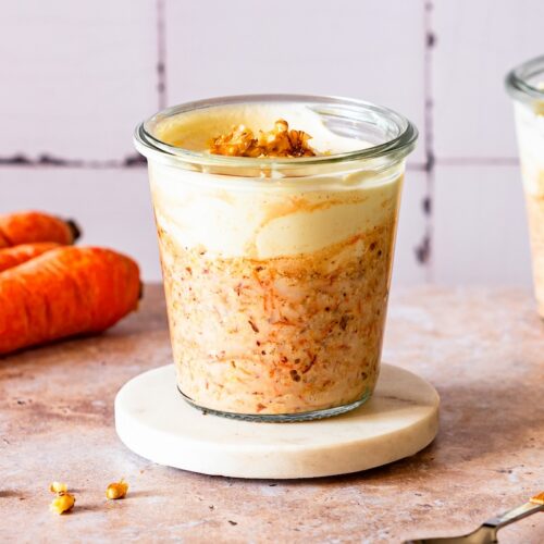 Carrot Cake Overnight Oats in einem Glas.