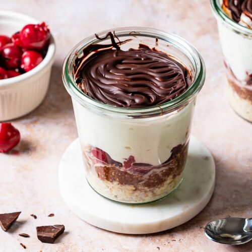 Donauwellen Overnight Oats in einem Glas.