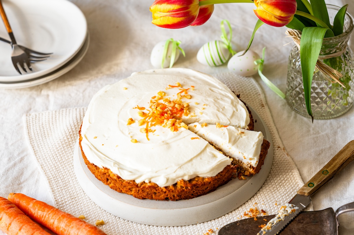 Gesunder Karottenkuchen mit Skyr auf einem Tisch angerichtet.