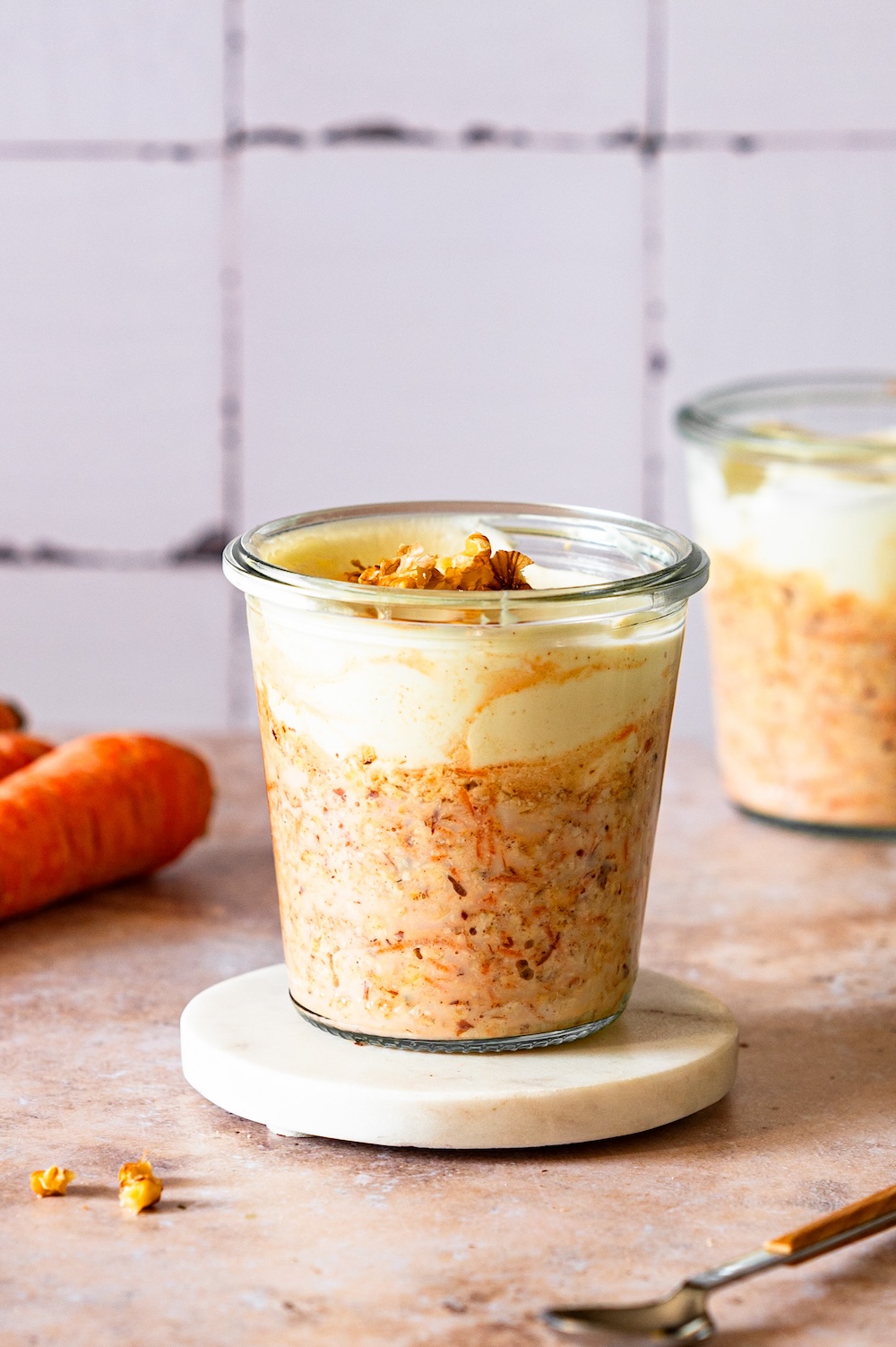 Karottenkuchen Overnight Oats mit Skyr in einem Glas.