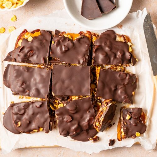 Date Bark mit Sojaflocken in Stücke geschnitten.