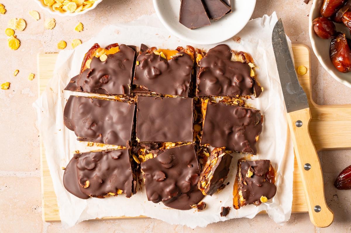 Date Bark mit Sojaflocken in Stücke geschnitten.