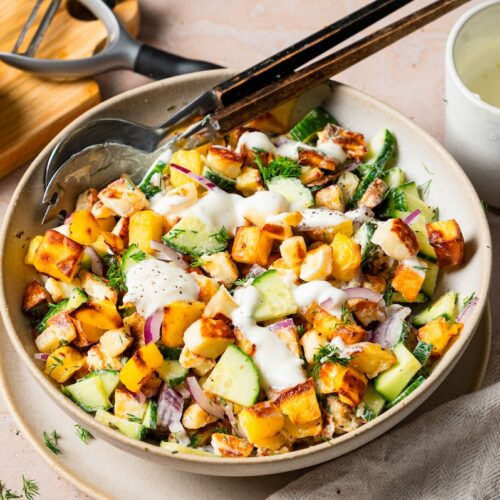 Knuspriger Kartoffelsalat mit Halloumi, Gurke und Joghurtdressing.