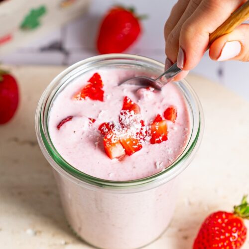 Blended Oats mit Erdbeeren dekoriert in einem Glas.