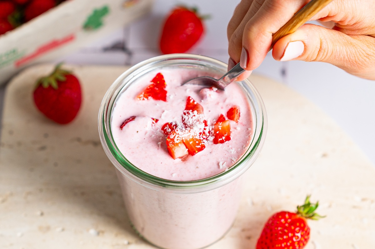 Blended Oats mit Erdbeeren dekoriert in einem Glas.