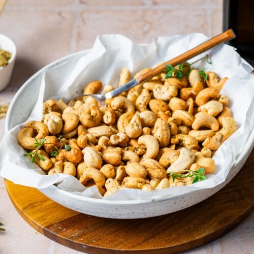Geröstete Cashewkerne aus dem Airfryer in einer Schüssel serviert.