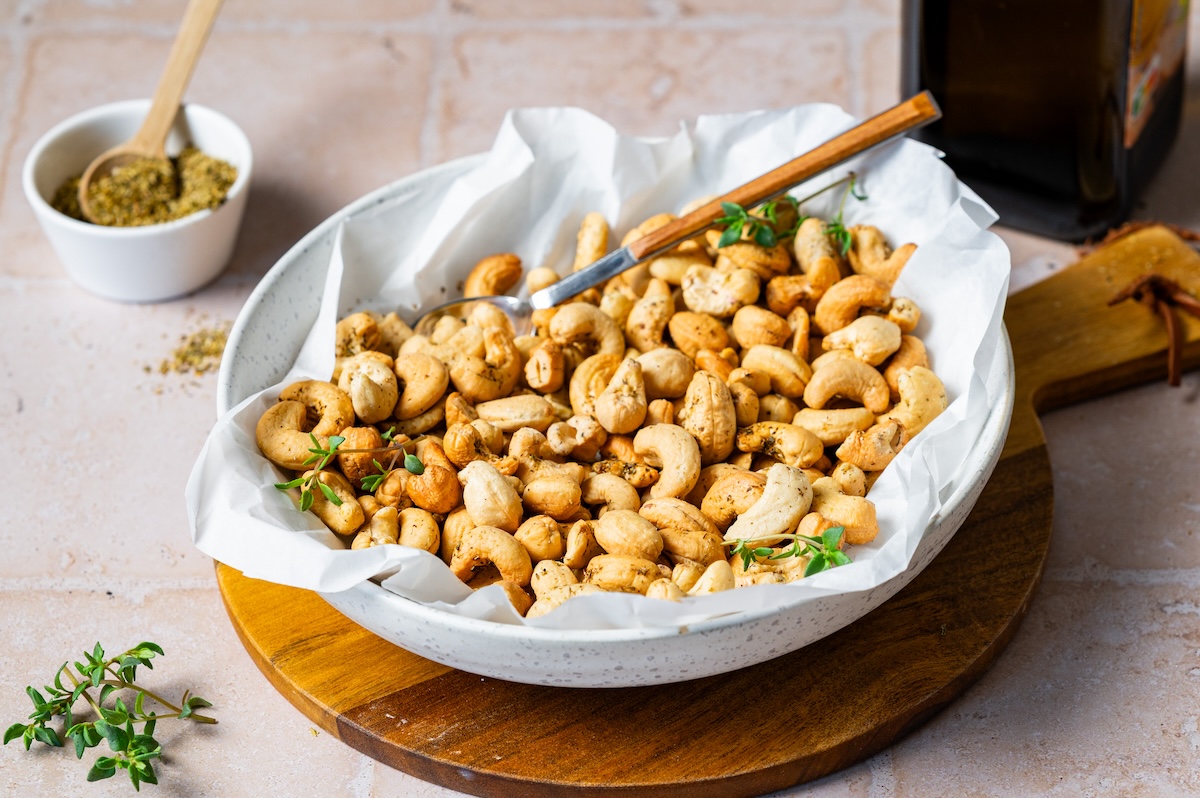 Geröstete Cashewkerne aus dem Airfryer in einer Schüssel serviert.
