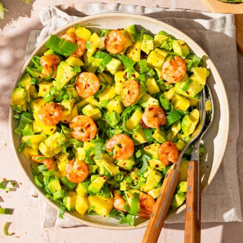 Avocado-Mango-Salat mit Garnelen in einer Schüssel.