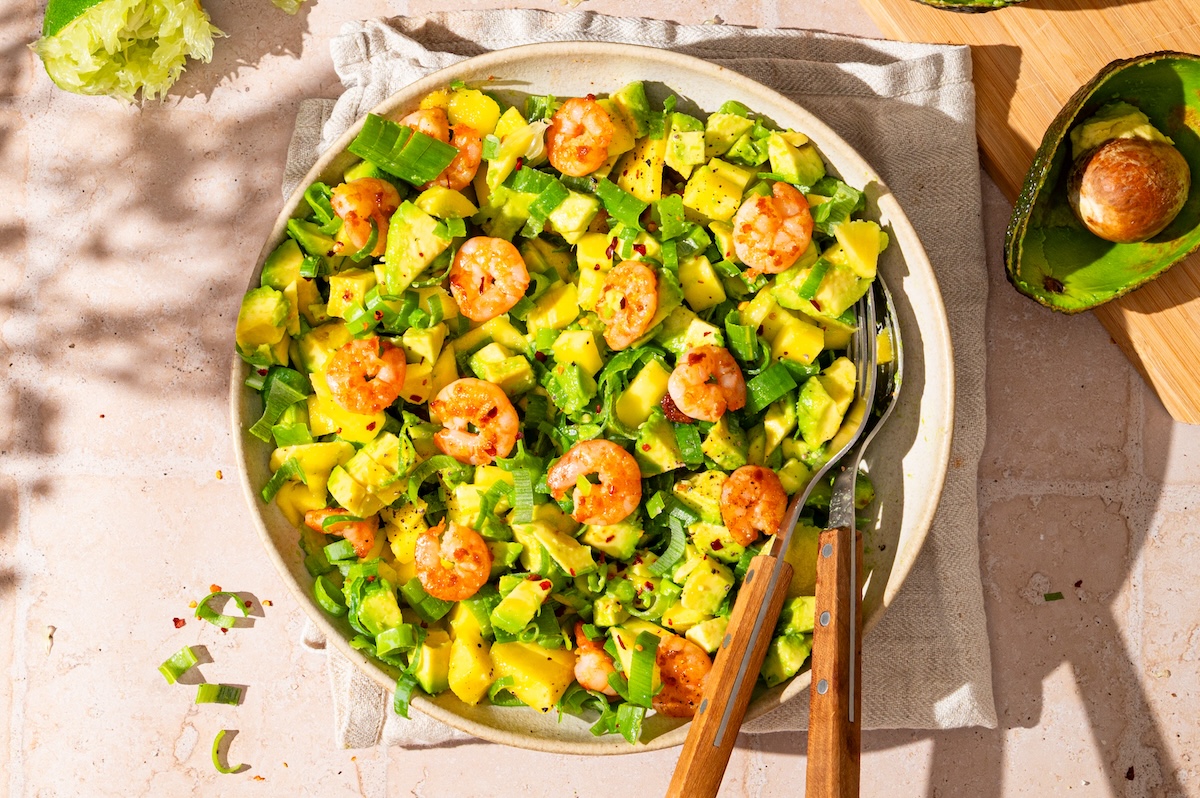 Avocado-Mango-Salat mit Garnelen in einer Schüssel.