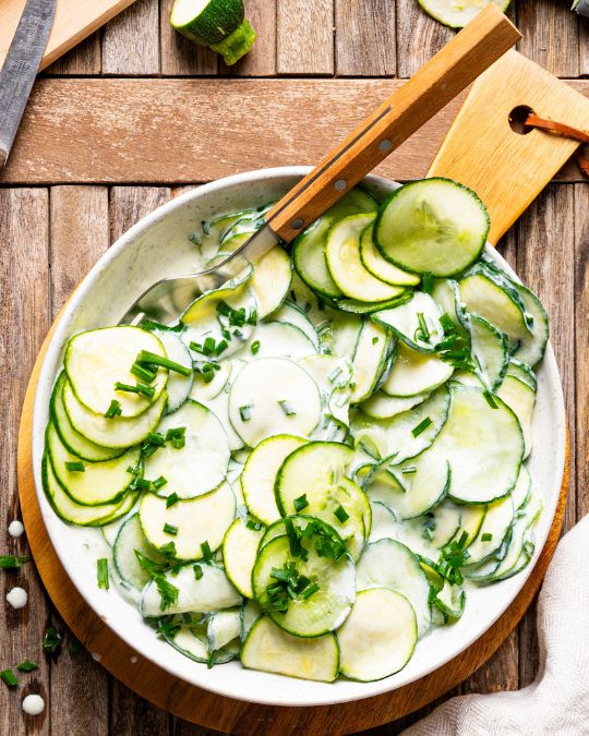 Gurken-Zucchini-Salat Rezept.