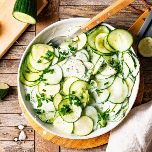 Gurken-Zucchini-Salat mit Joghurtdressing.