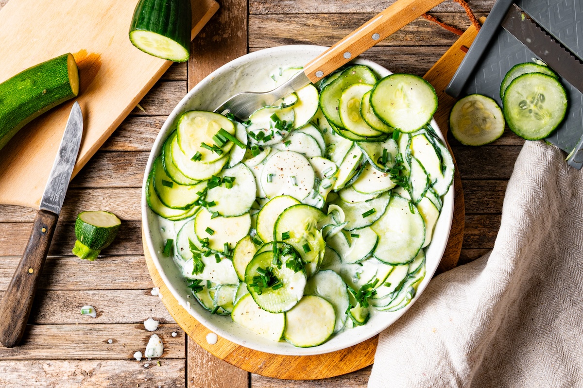 Gurken-Zucchini-Salat mit Joghurtdressing.