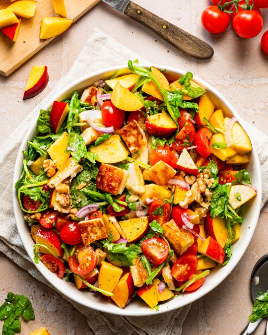 Nektarinen-Tomaten-Salat mit Halloumi.