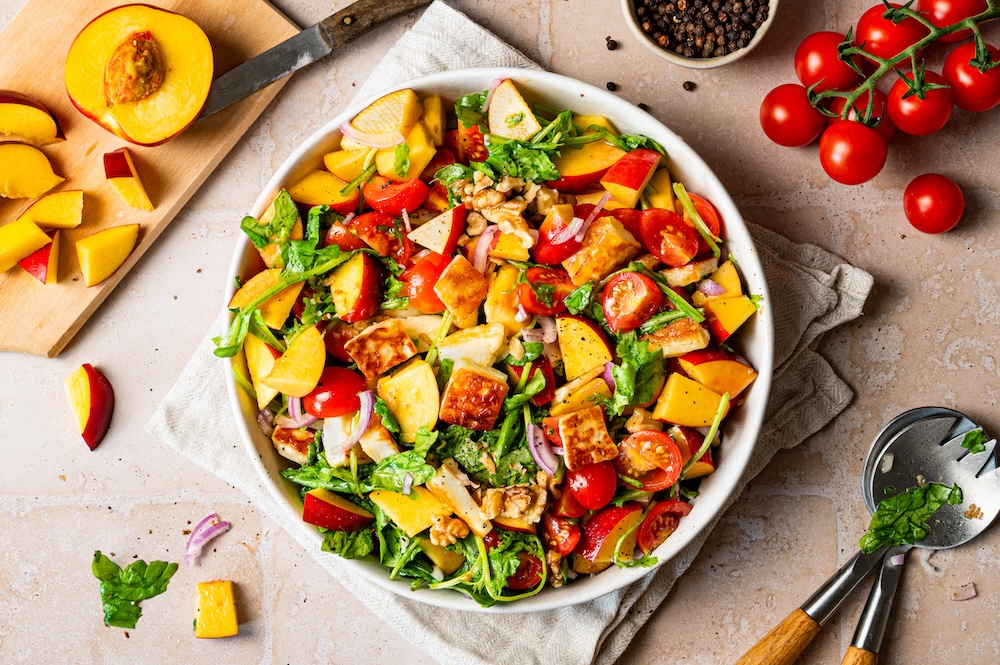Nektarinen-Tomaten-Salat mit Halloumi.