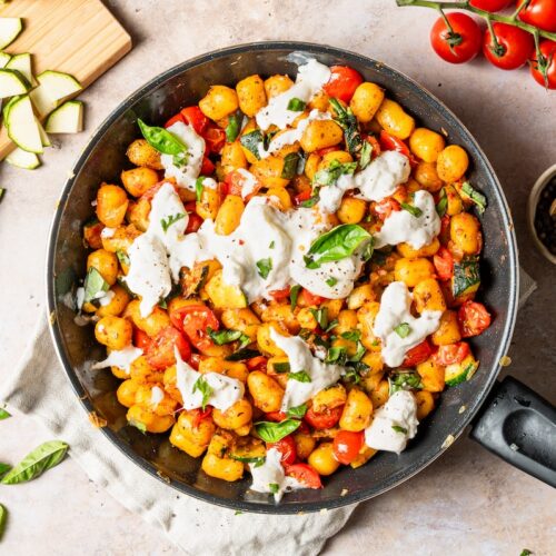 Gnocchi-Zucchini-Pfanne mit Burrata.