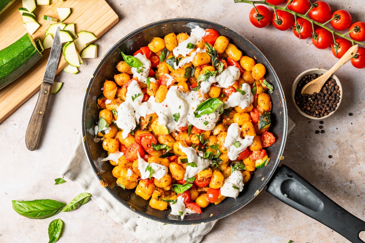 Gnocchi-Zucchini-Pfanne mit Burrata.