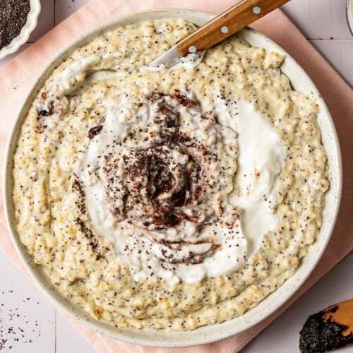 Germknödel-Porridge mit Vanillepuddingpulver, Skyr und Zwetschgenmus.
