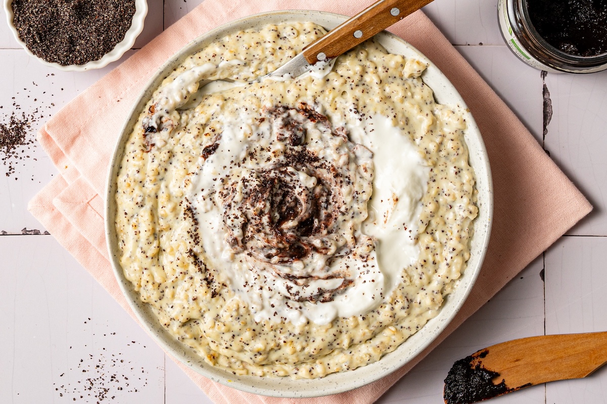 Germknödel-Porridge mit Vanillepuddingpulver, Skyr und Zwetschgenmus.
