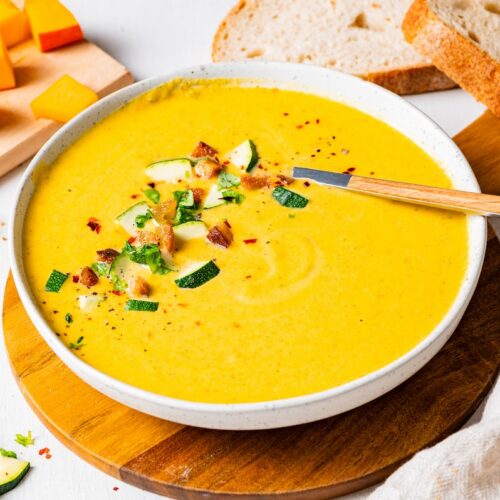 Kürbis-Zucchini-Suppe in einer Schüssel serviert.