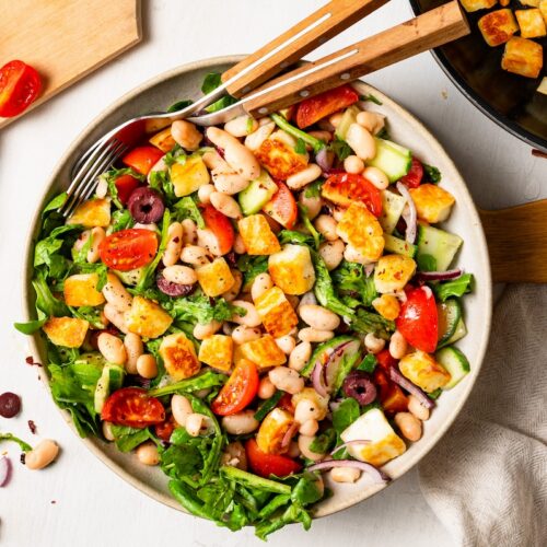 Mediterraner weiße Bohnen-Salat mit Halloumi.