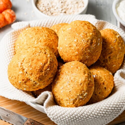 Selbstgebackene Möhren-Hüttenkäse-Brötchen in einem Korb.