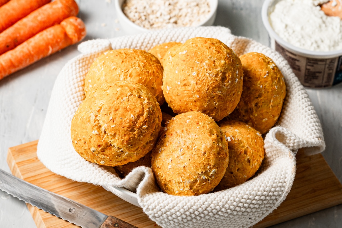 Selbstgebackene Möhren-Hüttenkäse-Brötchen in einem Korb.