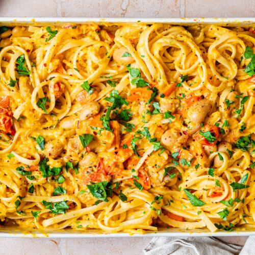 Baked Kürbis Pasta mit Burrata, Bohnen und Tomaten.