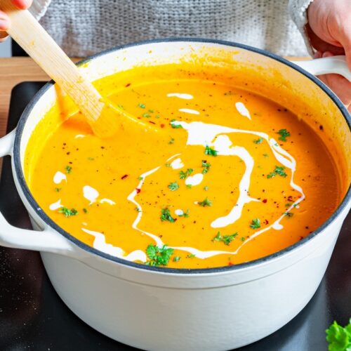 Kürbis-Paprika-Suppe mit Möhren und Kokosmilch.