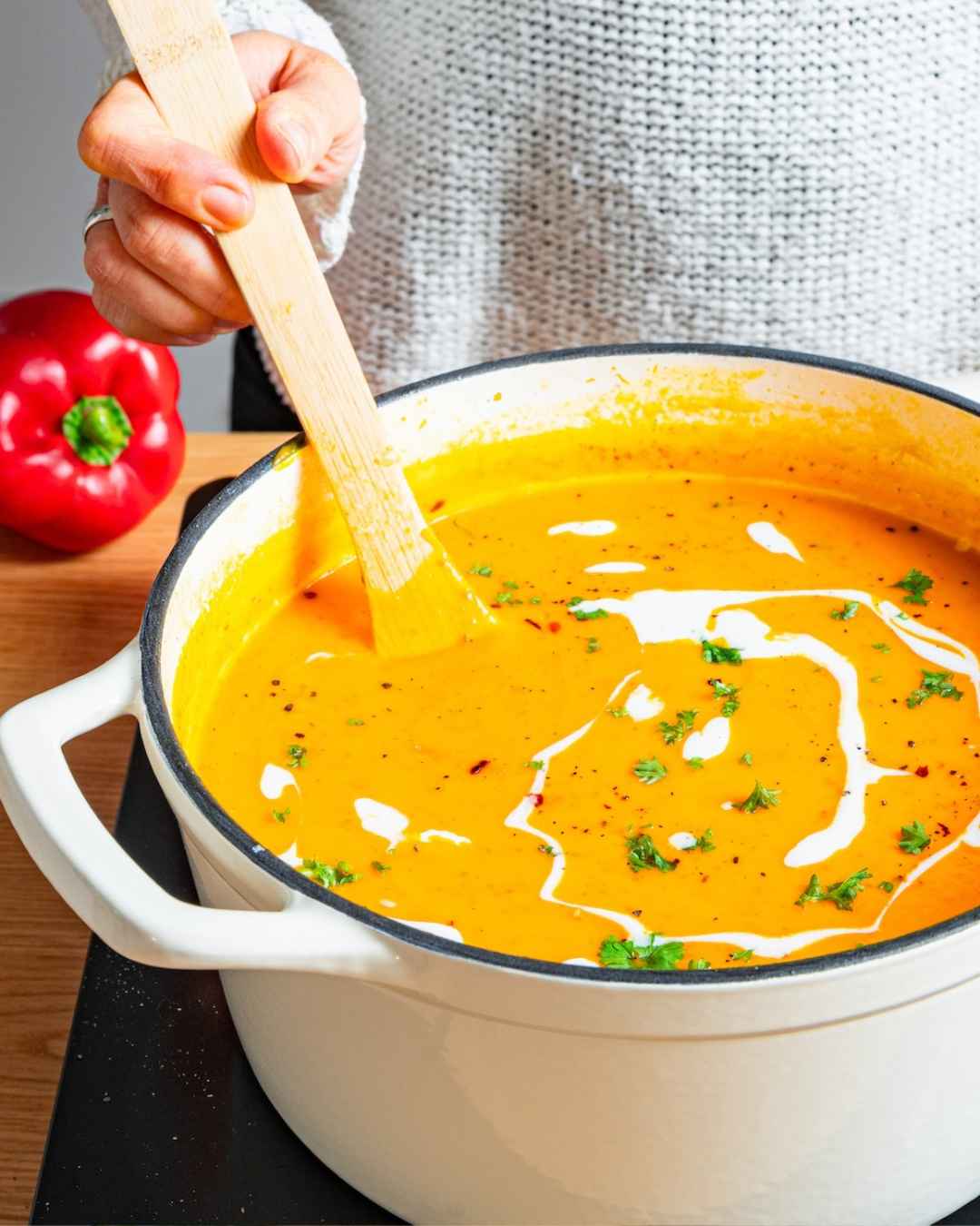 Kürbis-Paprika-Suppe mit Kokosmilch.