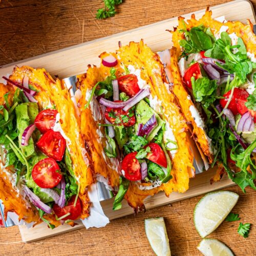 Kürbis Tacos mit Avocado, Tomaten und Zwiebeln gefüllt.