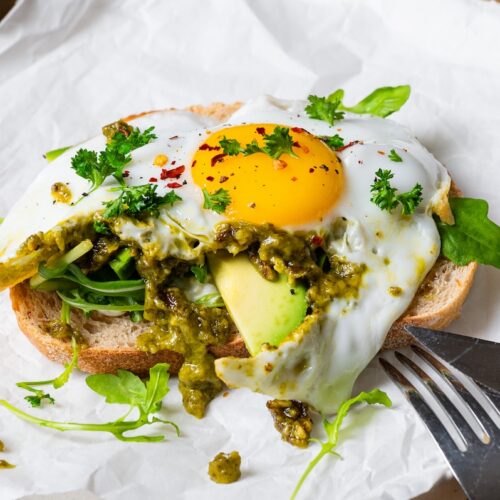 Pesto-Eier auf Brot mit Avocado.